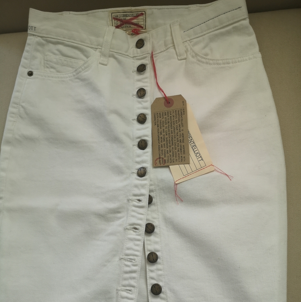 White denim skirt.